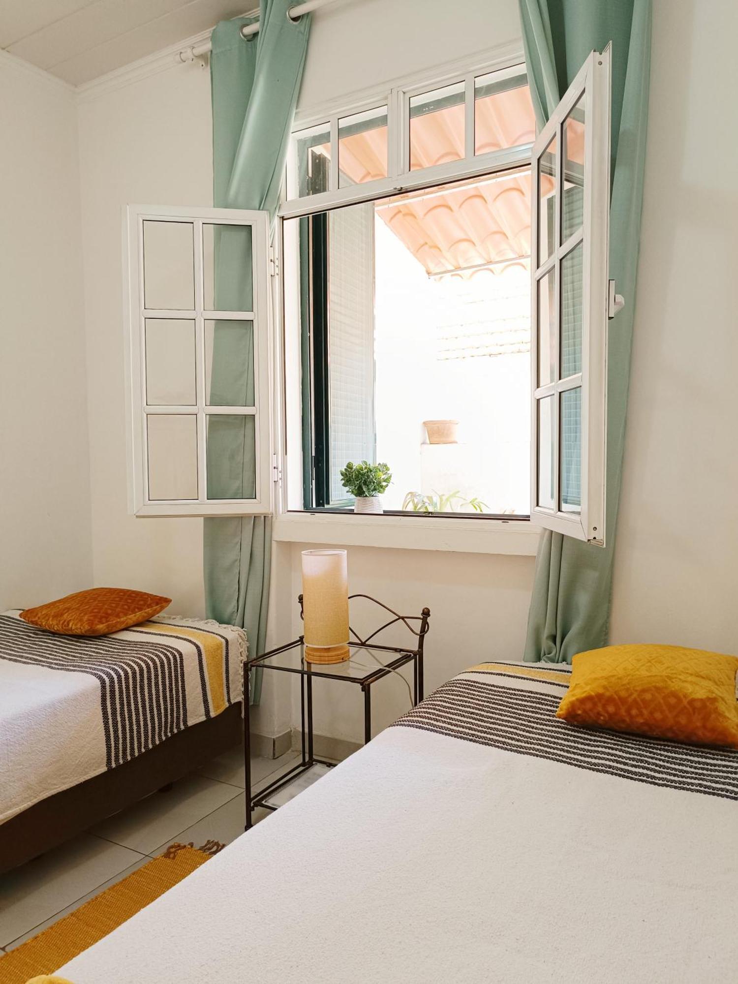 Home & Flower - Private Bedrooms Funchal Rum bild